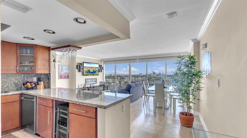 Picture of 7601 E Treasure Dr # 1518, North Bay Village FL 33141