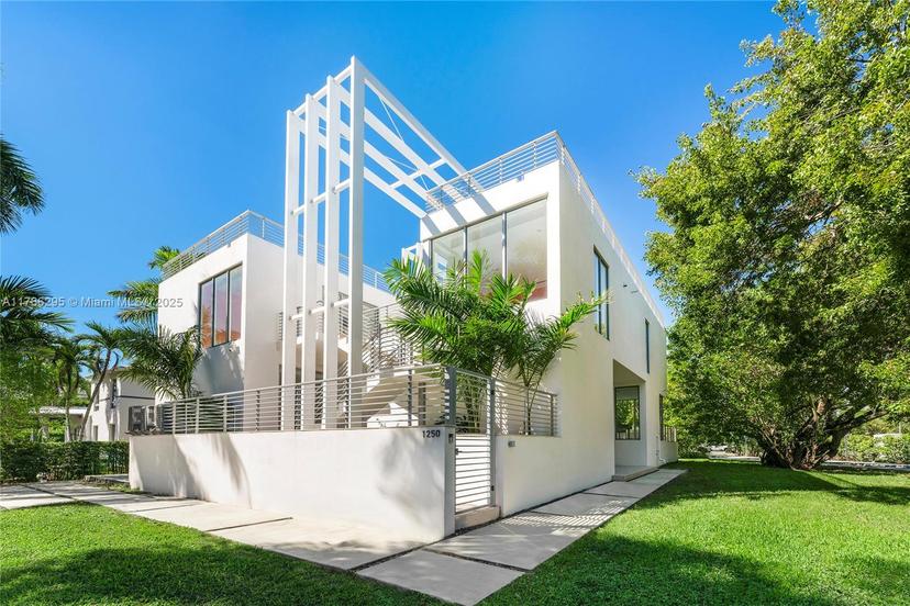 Picture of 1250 N Venetian Way, Miami FL 33139