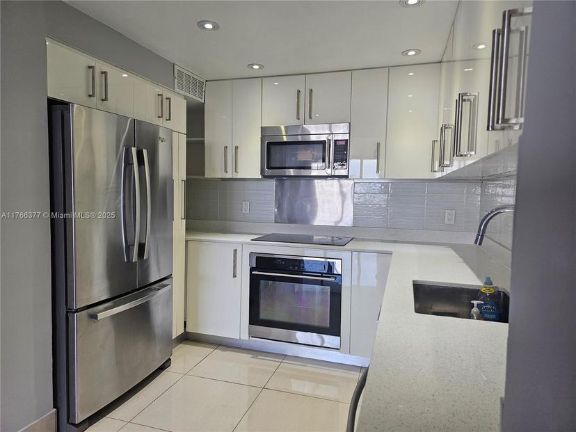 Picture of 3675 N Country Club Dr # 1010, Aventura FL 33180