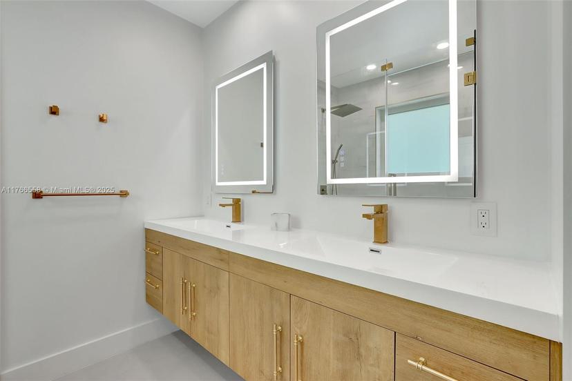 Picture of 646 NE 114Th St, Biscayne Park FL 33161
