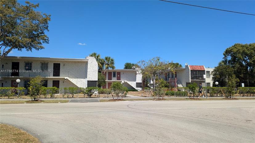 Picture of 8701 SW 141St St # E2, Palmetto Bay FL 33176