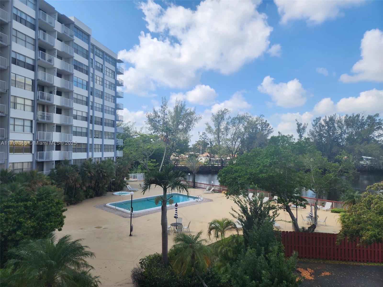 Picture of 1300 NE Miami Gardens Dr # 313E, Miami, FL 33179