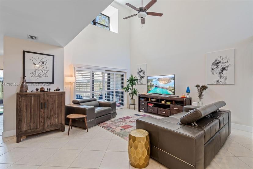 Picture of 3320 Old Oak Ln # 903, Hollywood FL 33021