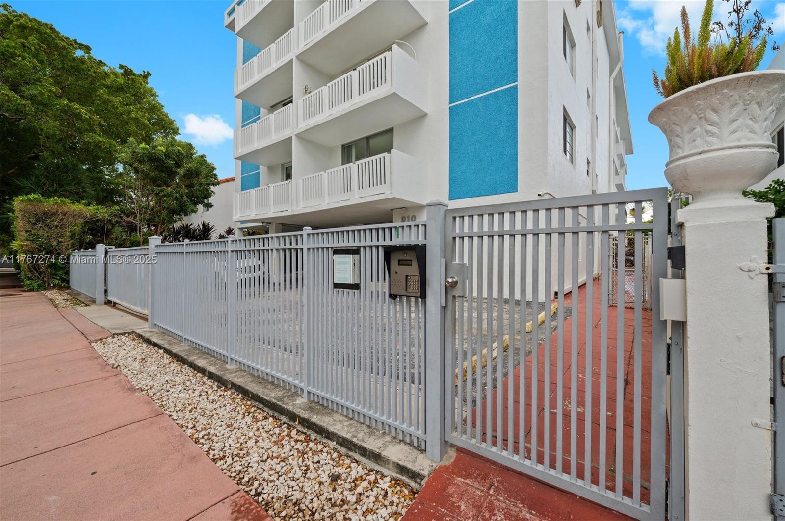 Picture of 910 Michigan Ave # 403, Miami Beach, FL 33139