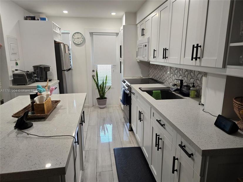 Picture of 1550 NE 191St # 107, Miami FL 33179