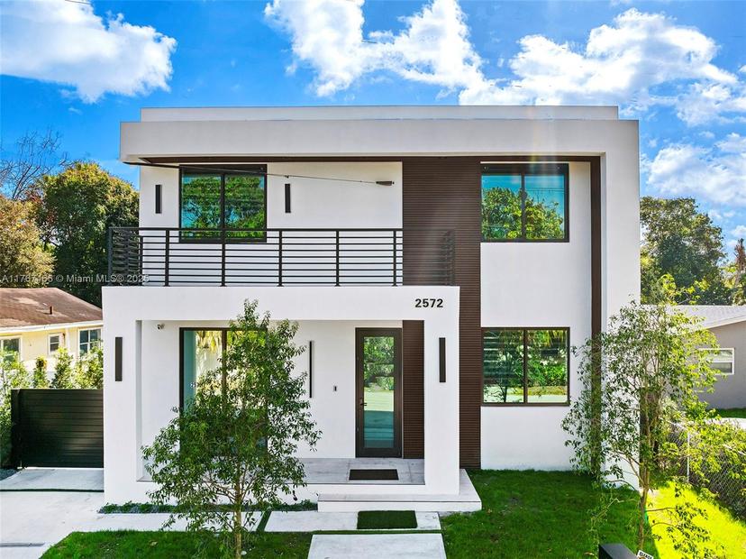 Picture of 2572 NE 182Nd Ter, North Miami Beach FL 33160