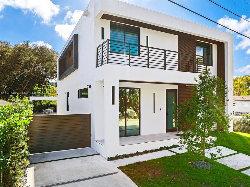 Picture of 2572 NE 182Nd Ter, North Miami Beach FL 33160