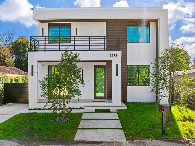 Picture of 2572 NE 182Nd Ter, North Miami Beach FL 33160