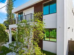 Picture of 2572 NE 182Nd Ter, North Miami Beach, FL 33160