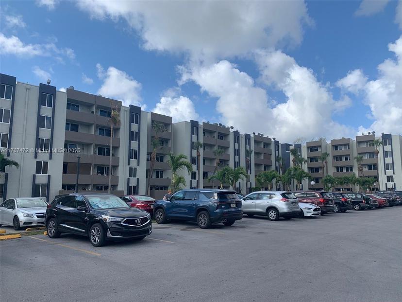Picture of 10000 NW 80Th Ct # 2203, Hialeah Gardens FL 33016