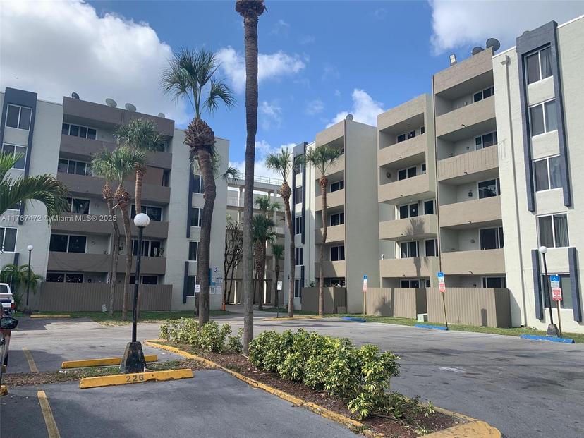 Picture of 10000 NW 80Th Ct # 2203, Hialeah Gardens FL 33016