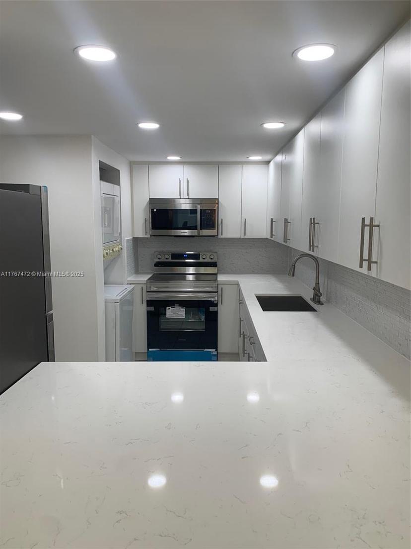 Picture of 10000 NW 80Th Ct # 2203, Hialeah Gardens FL 33016