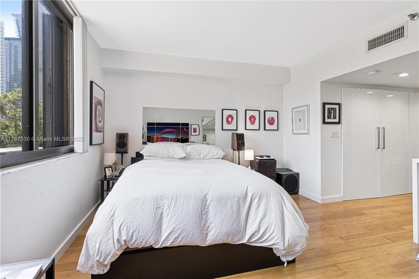 Picture of 540 Brickell Key Dr # 407, Miami FL 33131