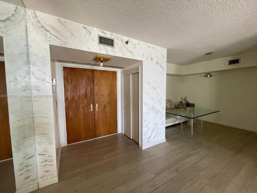Picture of 20281 E Country Club Dr # 810, Aventura FL 33180