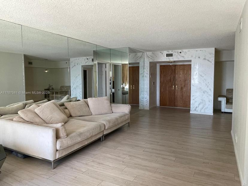 Picture of 20281 E Country Club Dr # 810, Aventura FL 33180