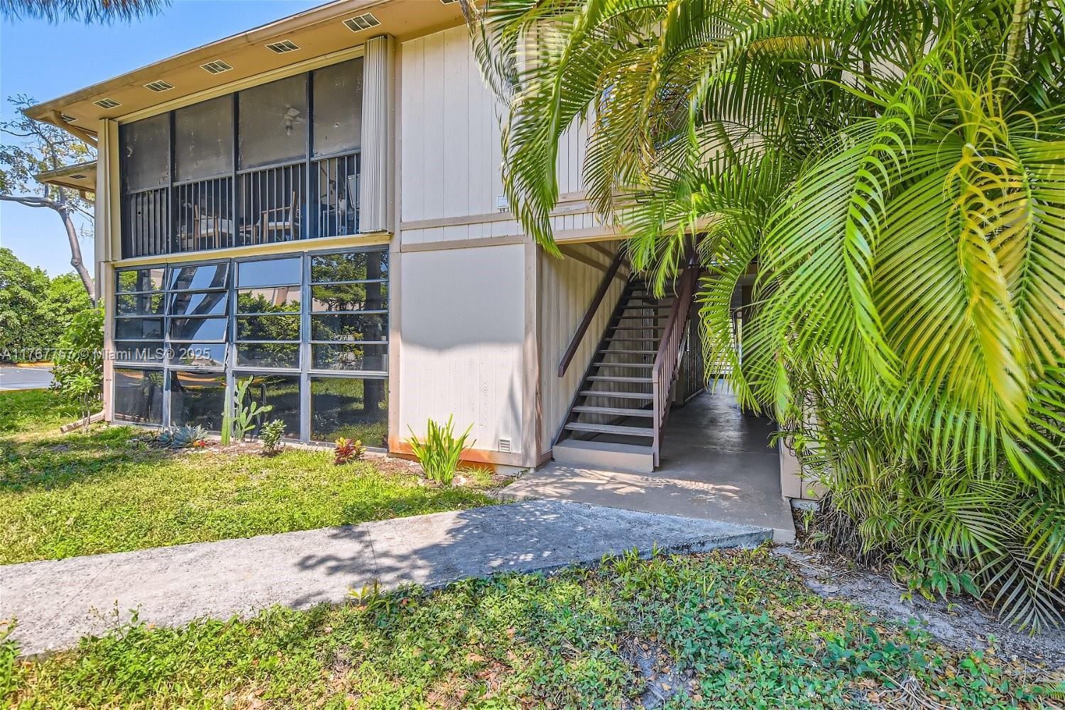 Picture of 911 NE 199Th St # 14, Miami, FL 33179