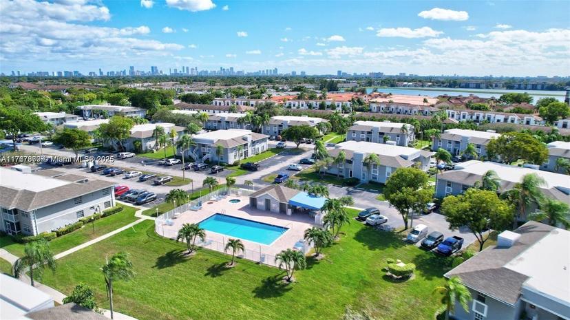 Picture of 426 NE 210Th Cir Ter # 2, Miami FL 33179
