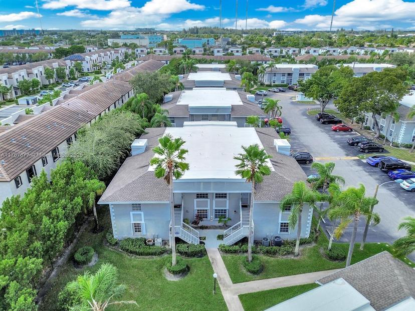Picture of 426 NE 210Th Cir Ter # 2, Miami FL 33179