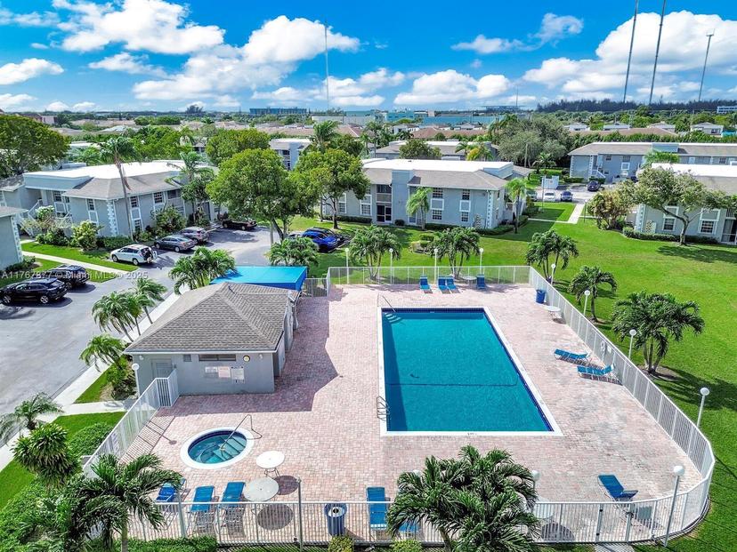 Picture of 426 NE 210Th Cir Ter # 2, Miami FL 33179