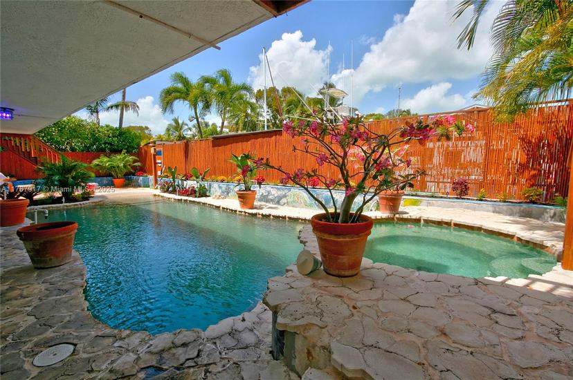 Picture of 141 Ocean Dr, Plantation Key FL 33070