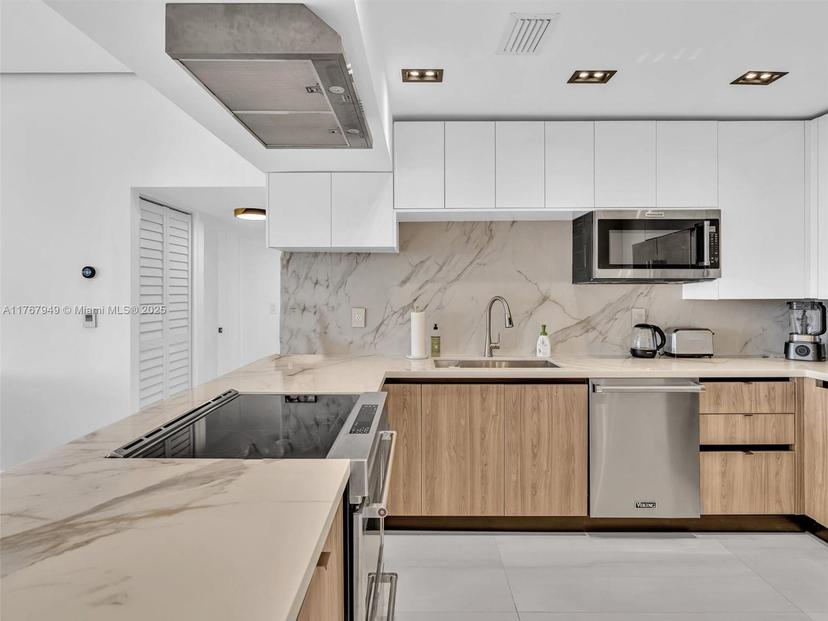 Picture of 20301 W Country Club Dr, Aventura FL 33180