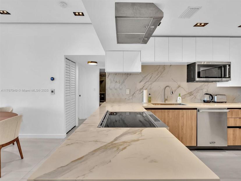 Picture of 20301 W Country Club Dr, Aventura FL 33180