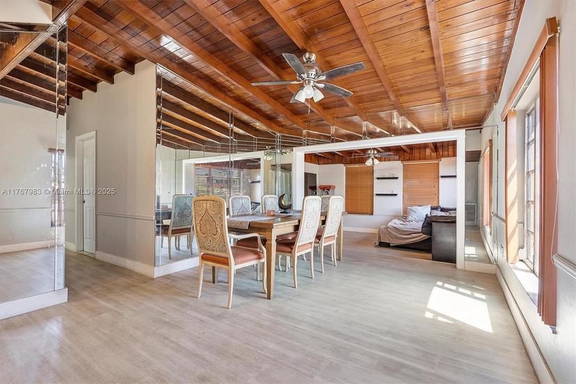Picture of 881 Hialeah Dr, Hialeah FL 33010