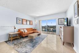 Picture of 3850 Washington St # 910, Hollywood, FL 33021