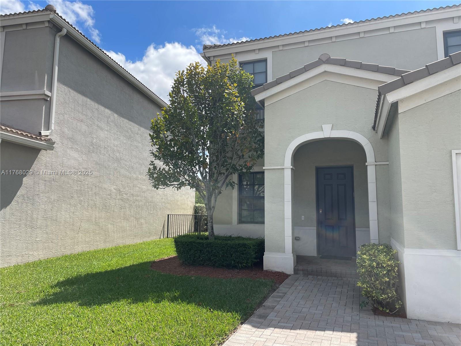 Picture of 838 NE 191St St, Miami, FL 33179