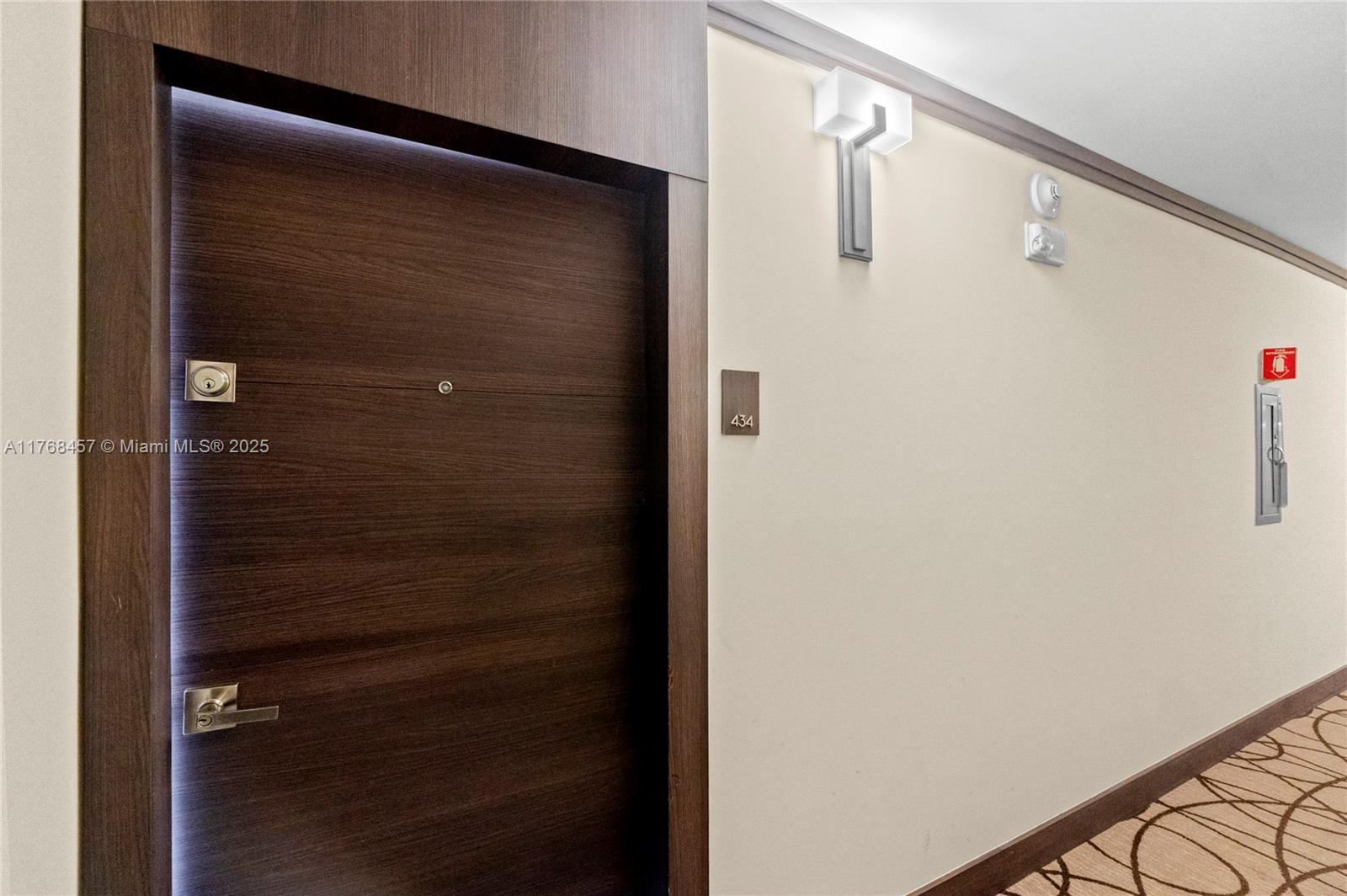 Picture of 20505 E Country Club Dr # 434, Aventura, FL 33180