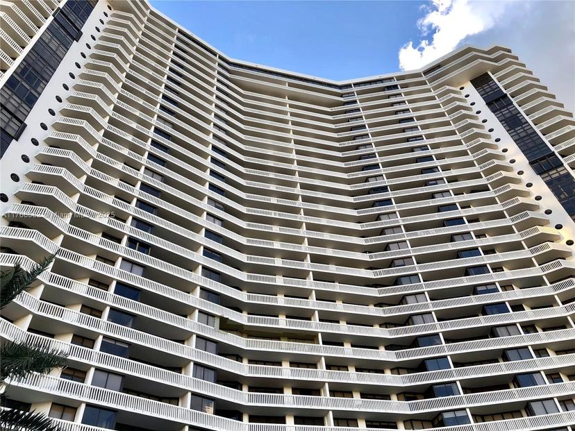Picture of 1000 W Island Blvd # 712, Aventura FL 33160