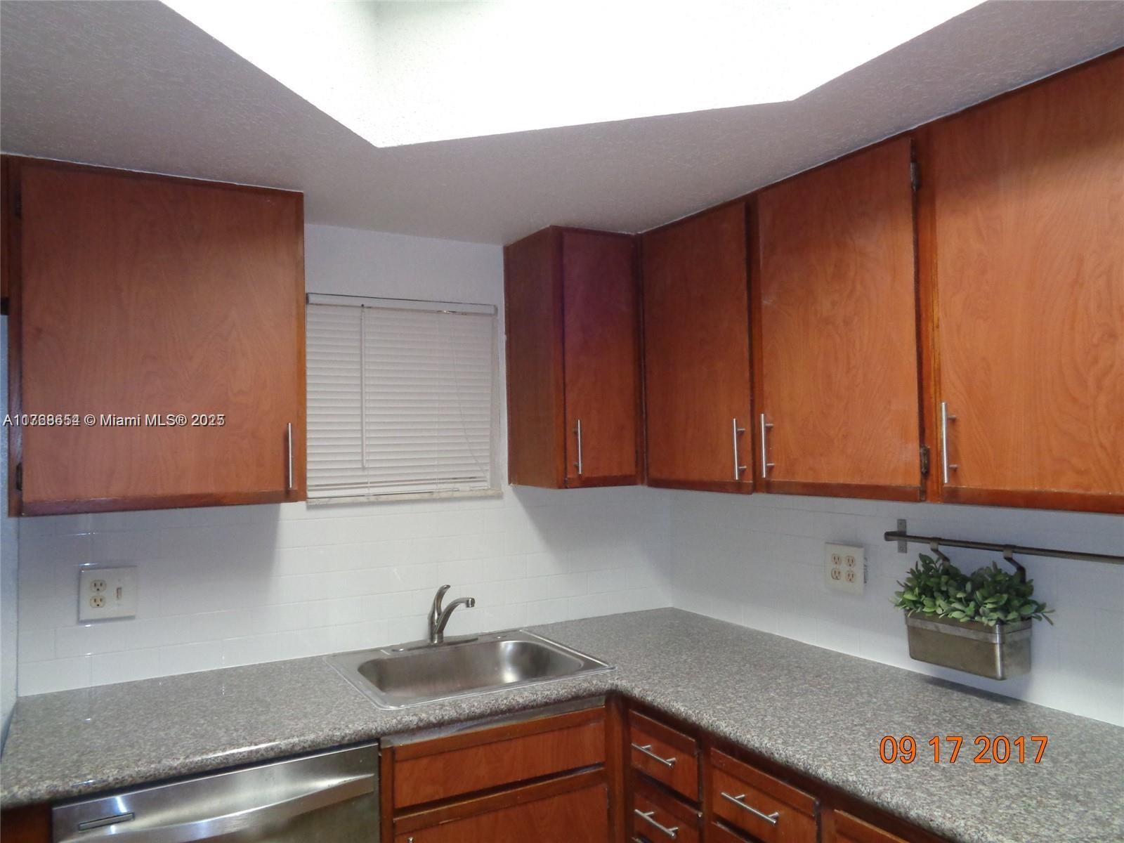 Picture of 8323 Lake Dr # 503, Doral, FL 33166