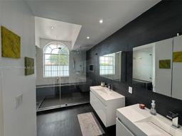Picture of 3198 NW 98Th Ct, Doral, FL 33172