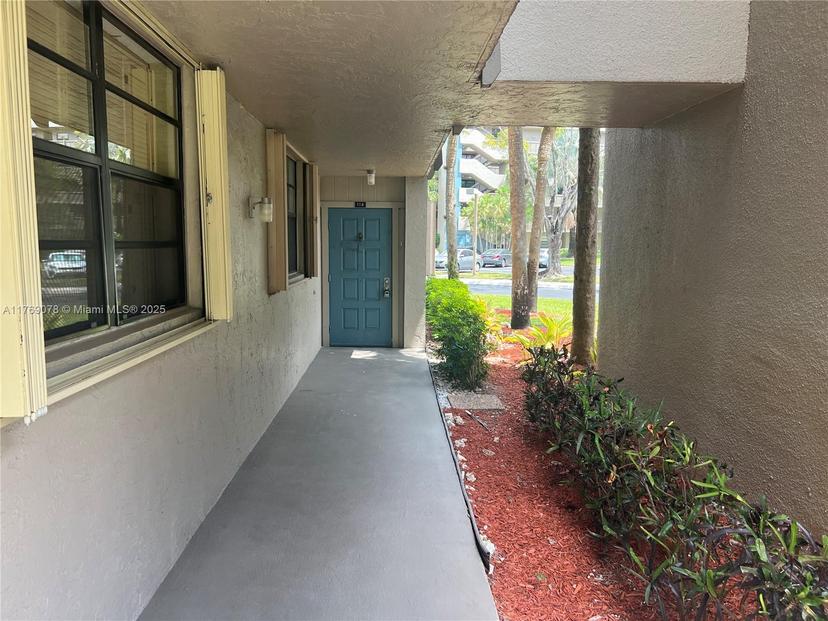 Picture of 1001 Colony Point Cir # 114, Pembroke Pines FL 33026