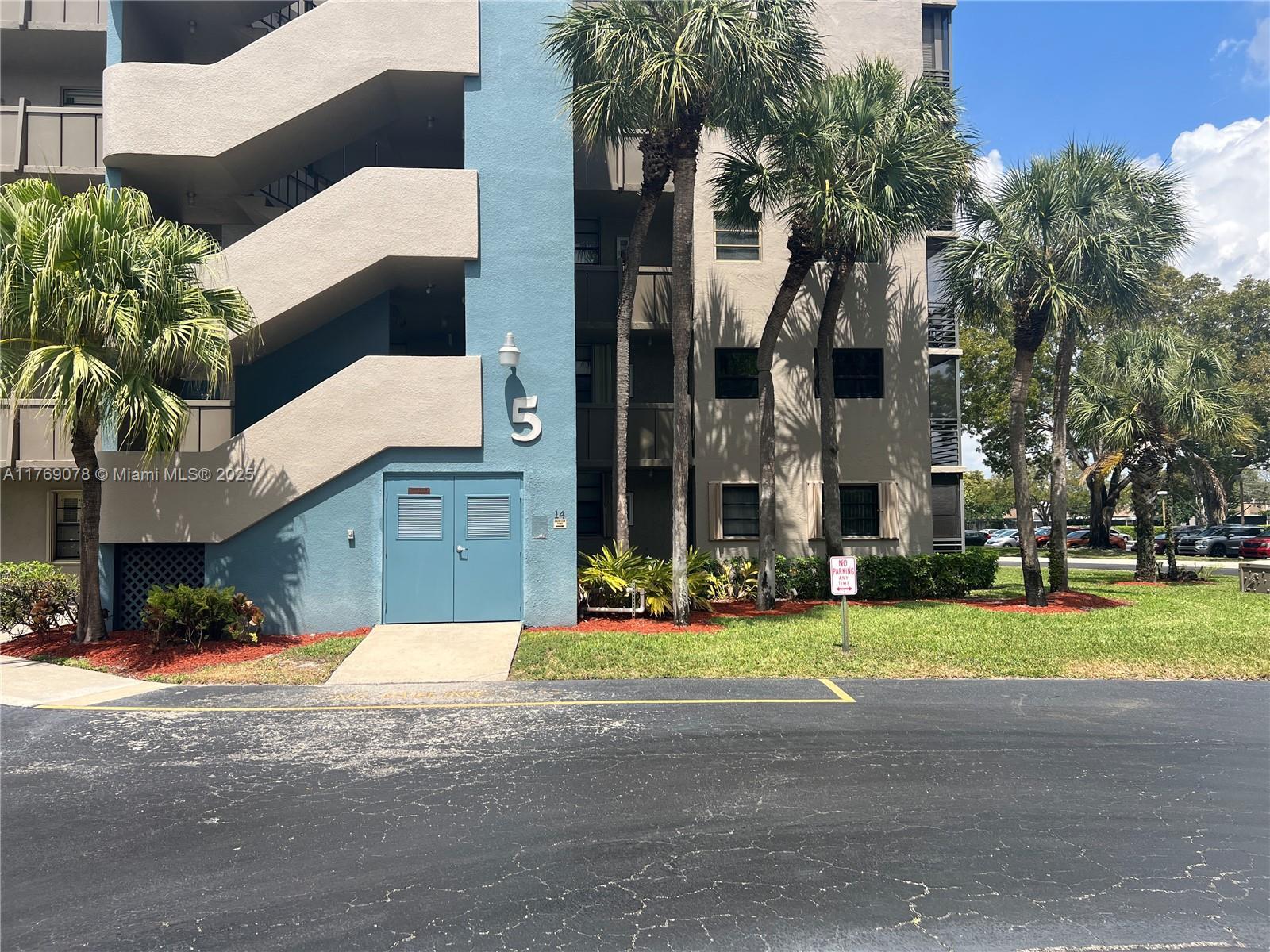 Picture of 1001 Colony Point Cir # 114, Pembroke Pines, FL 33026