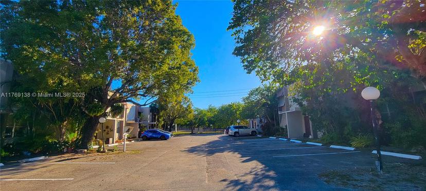 Picture of 14241 Memorial Hwy # 9F, Miami FL 33161