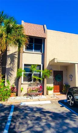 Picture of 14241 Memorial Hwy # 9F, Miami, FL 33161