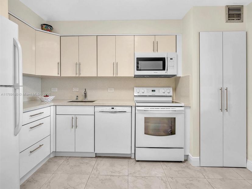 Picture of 20505 E Country Club Dr # 2233, Aventura FL 33180
