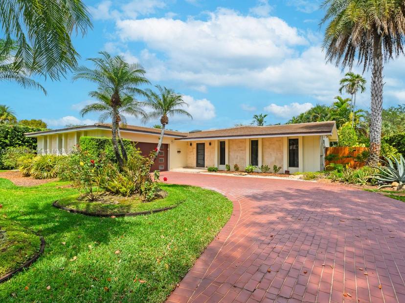 Picture of 15901 W Troon Cir, Miami Lakes FL 33014
