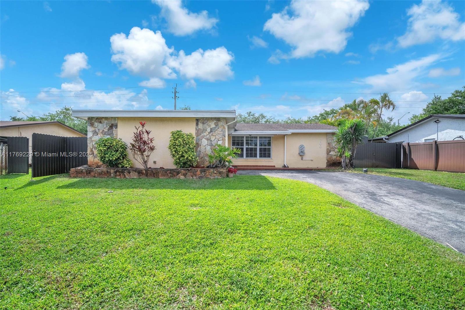 Picture of 700 NW 88Th Ter, Pembroke Pines, FL 33024