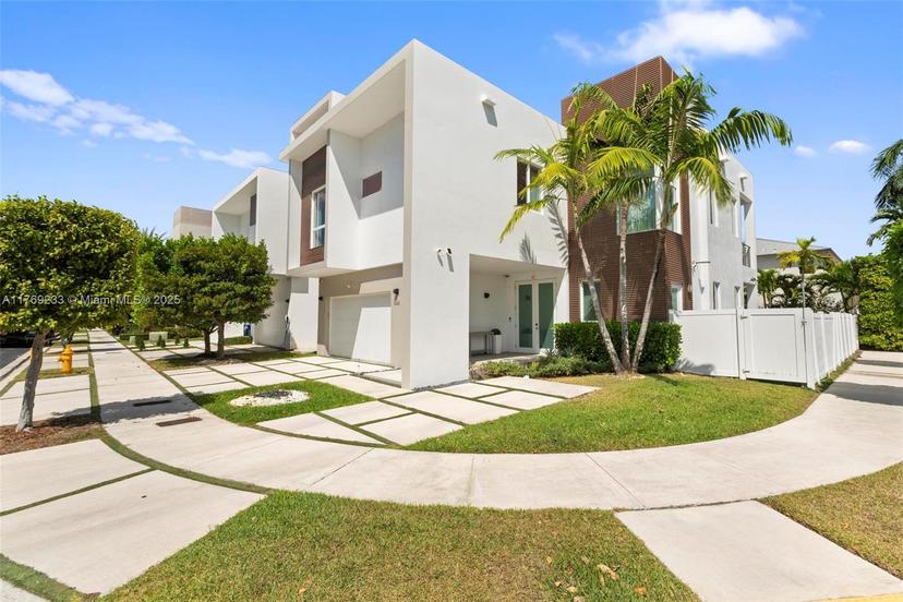 Picture of 10431 NW 68Th Ter, Doral FL 33178