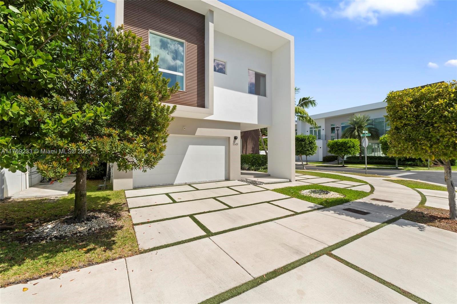 Picture of 10431 NW 68Th Ter, Doral, FL 33178