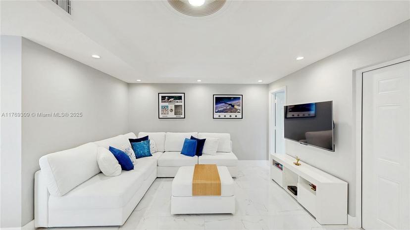 Picture of 931 SW 11Th St # 1, Miami FL 33129