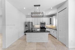 Picture of 870 NE 191St St, Miami, FL 33179