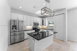 Picture of 870 NE 191St St, Miami, FL 33179