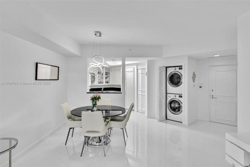 Picture of 21050 Point Pl # 302, Aventura FL 33180