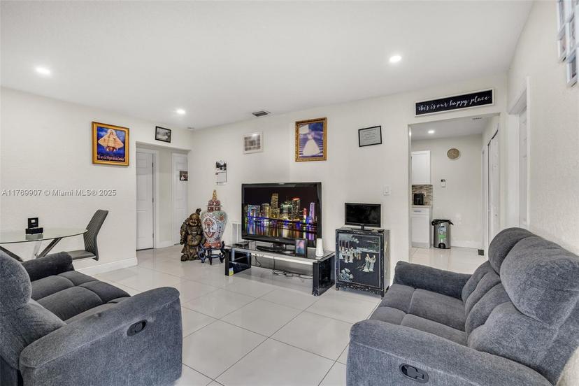 Picture of 114 Marion Rd, West Park FL 33023