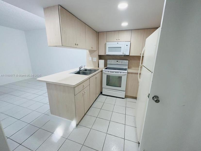Picture of 2150 W 60Th St # 11101, Hialeah FL 33016