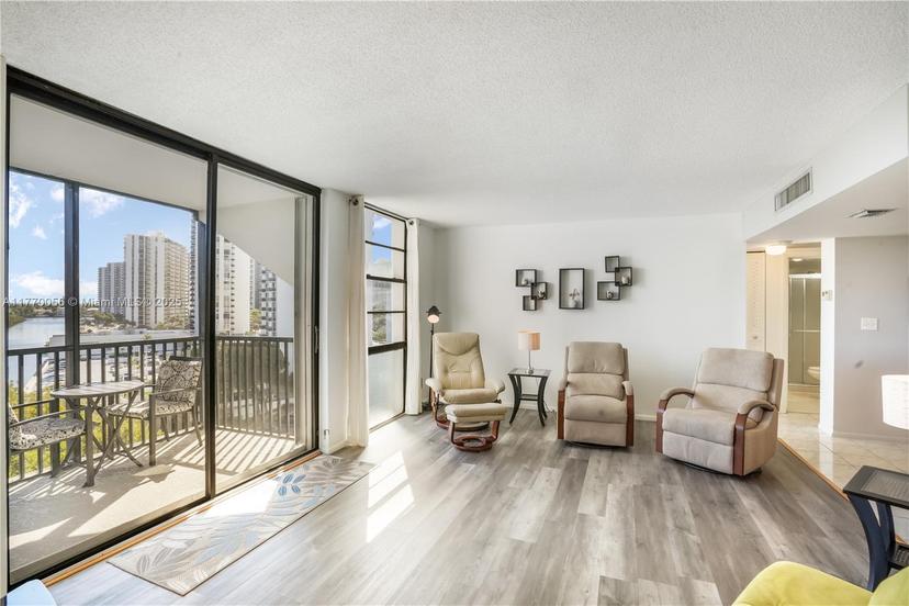 Picture of 3475 N Country Club Dr # 818, Aventura FL 33180