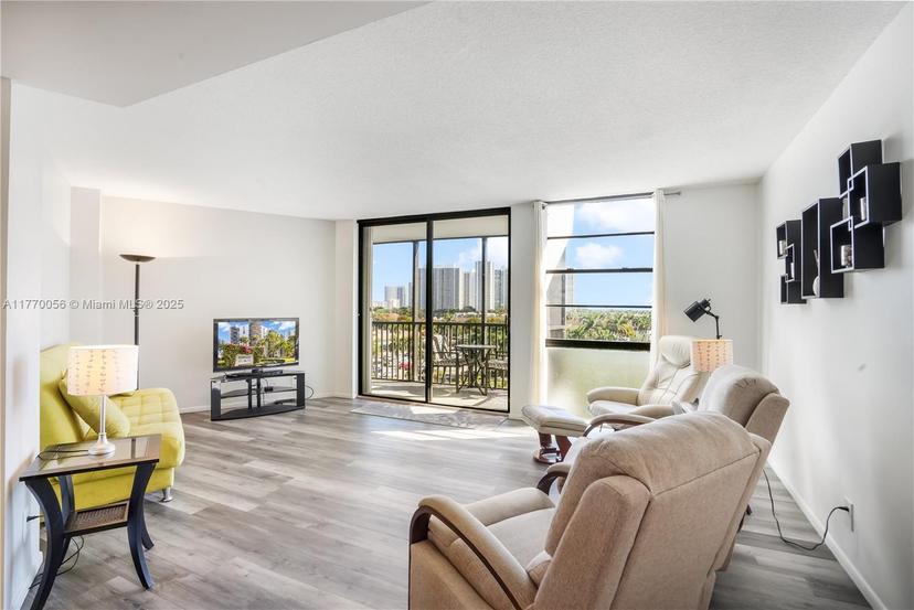 Picture of 3475 N Country Club Dr # 818, Aventura FL 33180